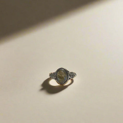 Bague ovale tourbillonnante