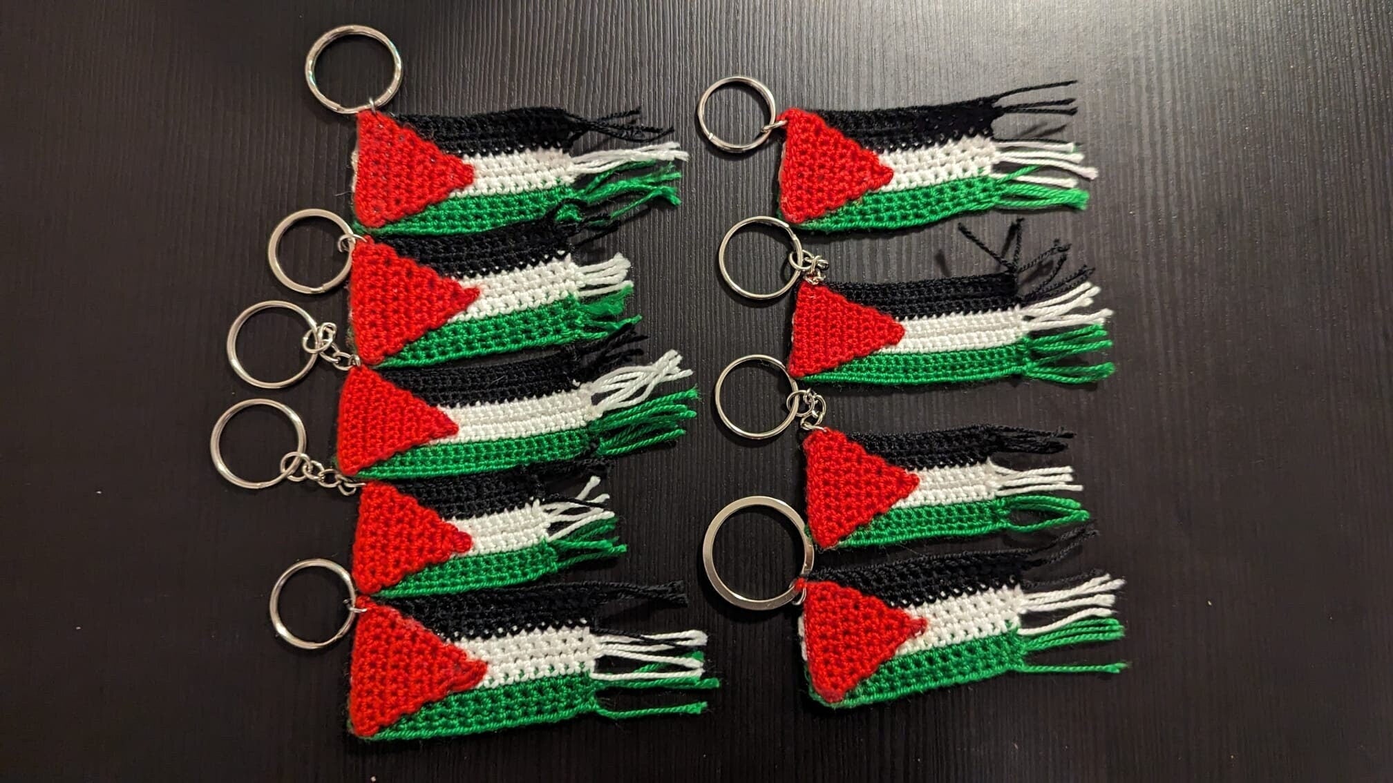 Porte-clés faits main : motif crocheté représentant le drapeau palestinien